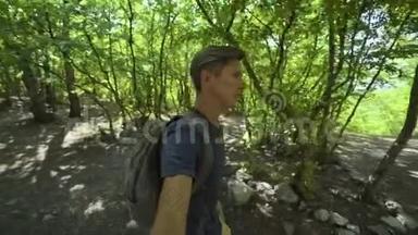 夏日在森林中快速行走的年轻人特写广角自拍